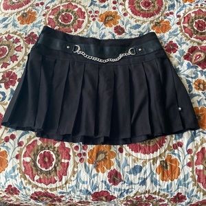 Black pleated skirt with chain